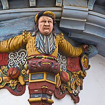 Mann trägt Vorsprung