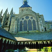 Der Kreuzgang mit Kirche