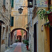 Gassen von Cervo mit Rundbögen