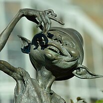 Kobold freut sich über eine Raupe