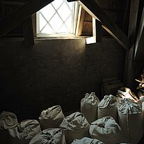 Mehlsäcke unter dem Fenster
