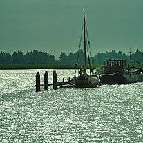 Kähne im Gegenlicht