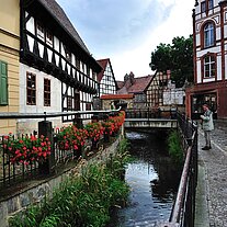 Straße mit Wasserlauf zwischen Fachwerkhäuser