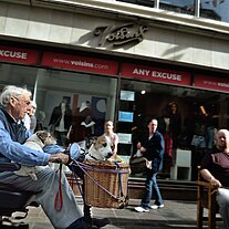 alter Mann mit seinen Hunden im Rollstuhl