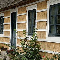 Reethaus mit weißem Holzgitter