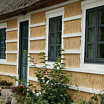 Reethaus mit weißem Holzgitter