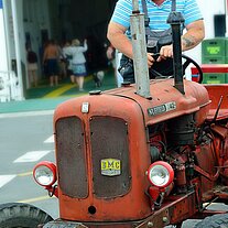 Traktorfahrer im Hafen von Lyø