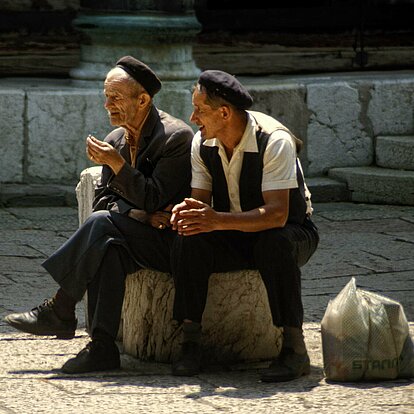 alter und junger Mann im Moscheehof