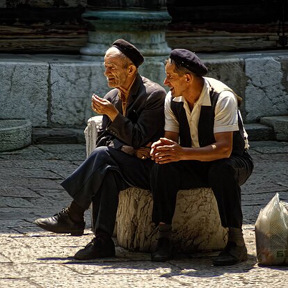 alter und junger Mann im Moscheehof