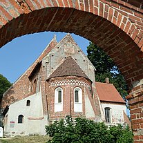 Kirche von Altenkirchen durch Torbogen