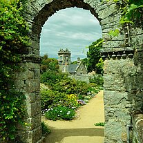 Steinbogen im Garten mit Gebäuden