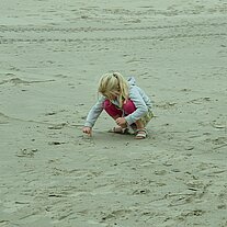 Mädchen spielt im Sand