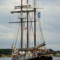 Segler verläßt den Hafen
