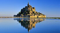 Le Mont Saint Michel am Morgen Spiegelung
