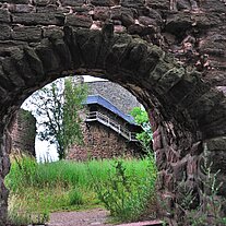 Der Bergfried durch eine Torbogen