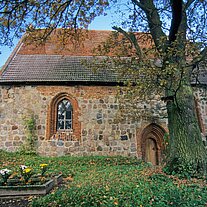 Kirchlein mit Eiche