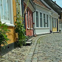 Strassenzug mit alten Häusern
