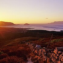 Sonnenaufgan hinter G. Aranci m. Steinmauer