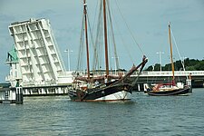 Ein Schiff passiert die Hubbrücke von Kappeln