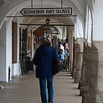 Gaby unter den Arkaden