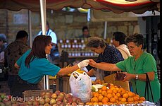 schöne Obstverkäuferin San Gimignano