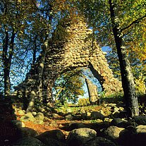 wüste Kirche innen im Herbstlicht