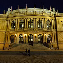 Rudolfinum bei Nacht