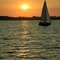 Abendsonne mit Segelboot