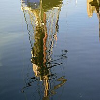 Spiegender Mast und Bug