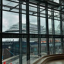 Kreuzfahrtschiff vor dem Konzerthaus