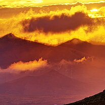 Sonnenaufgang über den Bergen