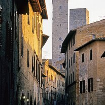 Gasse mit Türmen  San Gimignano