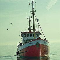 roter Kutter läuft ein