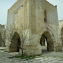 im Innenhof der Karavanserei zentraler Turm
