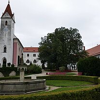 Brunnen und Kirche