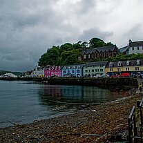 Hafen und bunte Häuser von Portree
