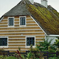 Reethaus mit weißem Holzgitter