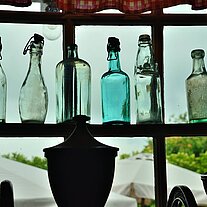 Flaschen am Fenster