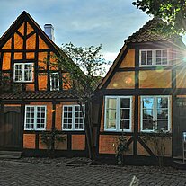 zwei Fachwerkhäuser mit untergehender Sonne