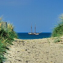 Segelschiff vor dem Sandstrand
