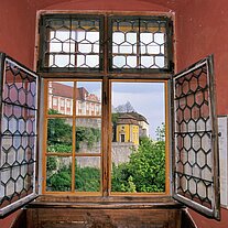 Blick durch Fenster zum Schloss