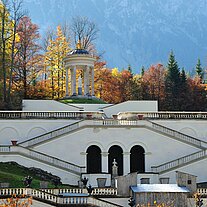 Treppen und Pavillon gegenüber