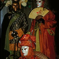 drei Masken mit Fächer