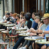 Tourries am Straßenrand beim Kaffee
