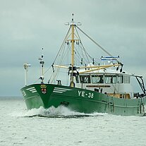 grünes Schiff kommt entgegen