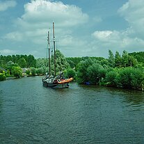 anderes Schiff auf dem Kanal