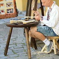 Schnitzer mit Holzlöffeln