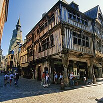 alte Häuser und Glockenturm von Dinan