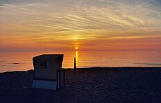Sonnenuntergang mit Strandkorb