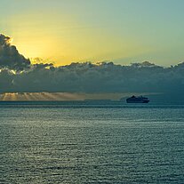 Sonnenaufgang mit Kreuzfahrtschiff